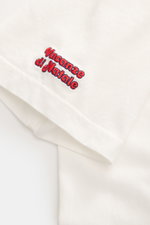 Nahaufnahme des MC2 Saint Barth Rundhals-T-Shirts 'Arnott Warm' offwhite von unten, weiche Baumwolle mit rotem Stitching.