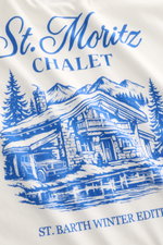 MC2 Saint Barth Rundhals-T-Shirt 'Arnott Warm' offwhite, Detailaufnahme des blauen winterlichen Rückenprints mit Chalet, Slim Fit, weiche Baumwolle.