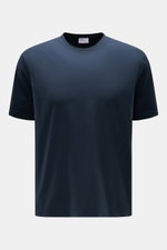 Frontale Nahaufnahme des 04651/ A trip in a bag Rundhals-T-Shirt navy, Jersey aus reiner Baumwolle, weicher Griff, Slim Fit, Rundhalsausschnitt, kleines Weblabel, kurze Saumschlitze.