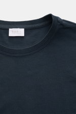 Nahaufnahme des Rundhalsausschnitts von 04651/ A trip in a bag Rundhals-T-Shirt navy, Jersey aus reiner Baumwolle, weicher Griff, Slim Fit, kleines Weblabel, kurze Saumschlitze, frontal fotografiert.