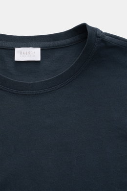 Nahaufnahme des Rundhalsausschnitts von 04651/ A trip in a bag Rundhals-T-Shirt navy, Jersey aus reiner Baumwolle, weicher Griff, Slim Fit, kleines Weblabel, kurze Saumschlitze, frontal fotografiert.