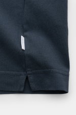 Nahaufnahme des unteren Saumbereichs des 04651/ A trip in a bag Rundhals-T-Shirts navy, seitliche Perspektive, Jersey aus reiner Baumwolle, weicher Griff, Slim Fit, Rundhalsausschnitt, kleines Weblabel, kurze Saumschlitze.