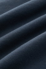 Nahaufnahme des Jerseys aus reiner Baumwolle mit weichem Griff, Detailansicht des Materials des 04651/ A trip in a bag Rundhals-T-Shirt navy.