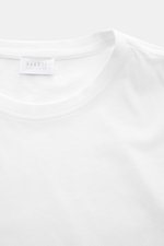 Nahaufnahme des weißen 04651/ A trip in a bag Rundhals-T-Shirts aus reiner Baumwolle, Slim Fit, weicher Griff, Rundhalsausschnitt, kleinem Weblabel und kurzen Saumschlitzen.