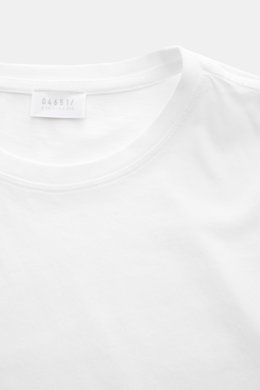 Nahaufnahme des weißen 04651/ A trip in a bag Rundhals-T-Shirts aus reiner Baumwolle, Slim Fit, weicher Griff, Rundhalsausschnitt, kleinem Weblabel und kurzen Saumschlitzen.