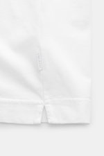 Nahaufnahme des weißen 04651/ A trip in a bag Rundhals-T-Shirts aus reiner Baumwolle, Slim Fit, weicher Griff, Rundhalsausschnitt, kleines Weblabel und kurze Saumschlitze, Detailansicht vom Saum.