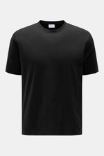 Front view of the 04651/ A trip in a bag Crew neck T-shirt black, jersey made of pure cotton, soft feel, slim fit, crew neck, small woven label, short hem vents.