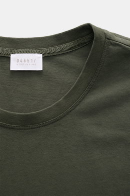 Close-up view from above of the neckline and label of the 04651/ A trip in a bag Crew neck T-Shirt 'Jersey Tee' grey green, a slim fit cotton jersey tee with soft feel and lightweight quality, featuring a crew neckline and woven label in the side seam.