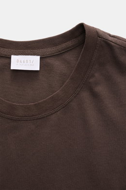 Close-up front top view of 04651/ A trip in a bag Crew neck T-Shirt 'Jersey Tee' grey brown showing neckline and label.

Description: <p>The uncomplicated cotton T-shirt 'Jersey Tee' by 04651/ A TRIP IN A BAG is an indispensable basic from the new season 