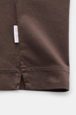 Close-up side seam view of 04651/ A trip in a bag Crew neck T-Shirt 'Jersey Tee' grey brown showing woven label on soft cotton fabric.

<p>The uncomplicated cotton T-shirt 'Jersey Tee' by 04651/ A TRIP IN A BAG is an indispensable basic from the new seaso