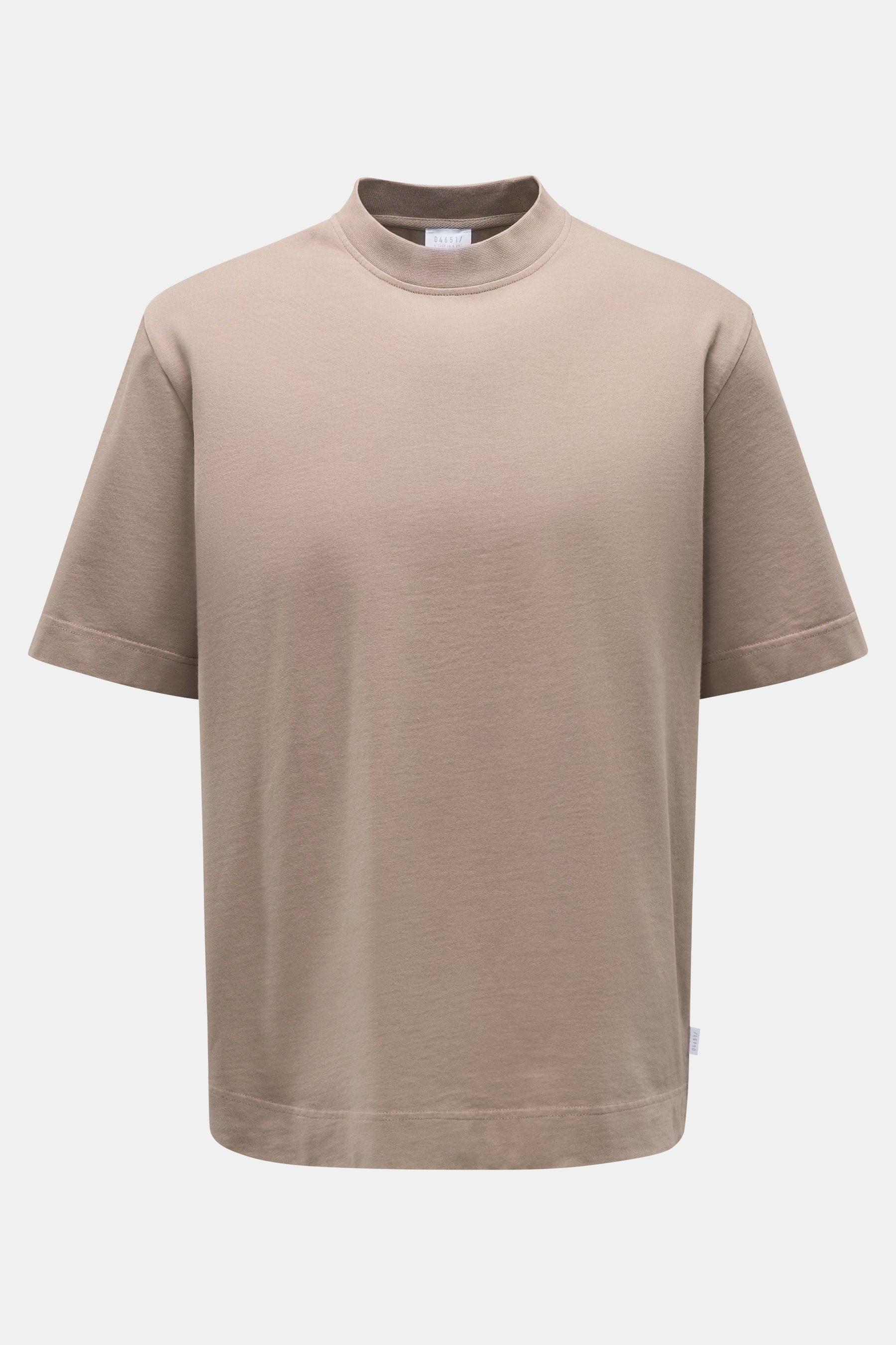 04651/ A trip in a bag Rundhals-T-Shirt taupe, robustes Basic aus schwerem Baumwoll-Jersey, Regular Fit, Rundhalsausschnitt, Weblabel, frontale Nahaufnahme.