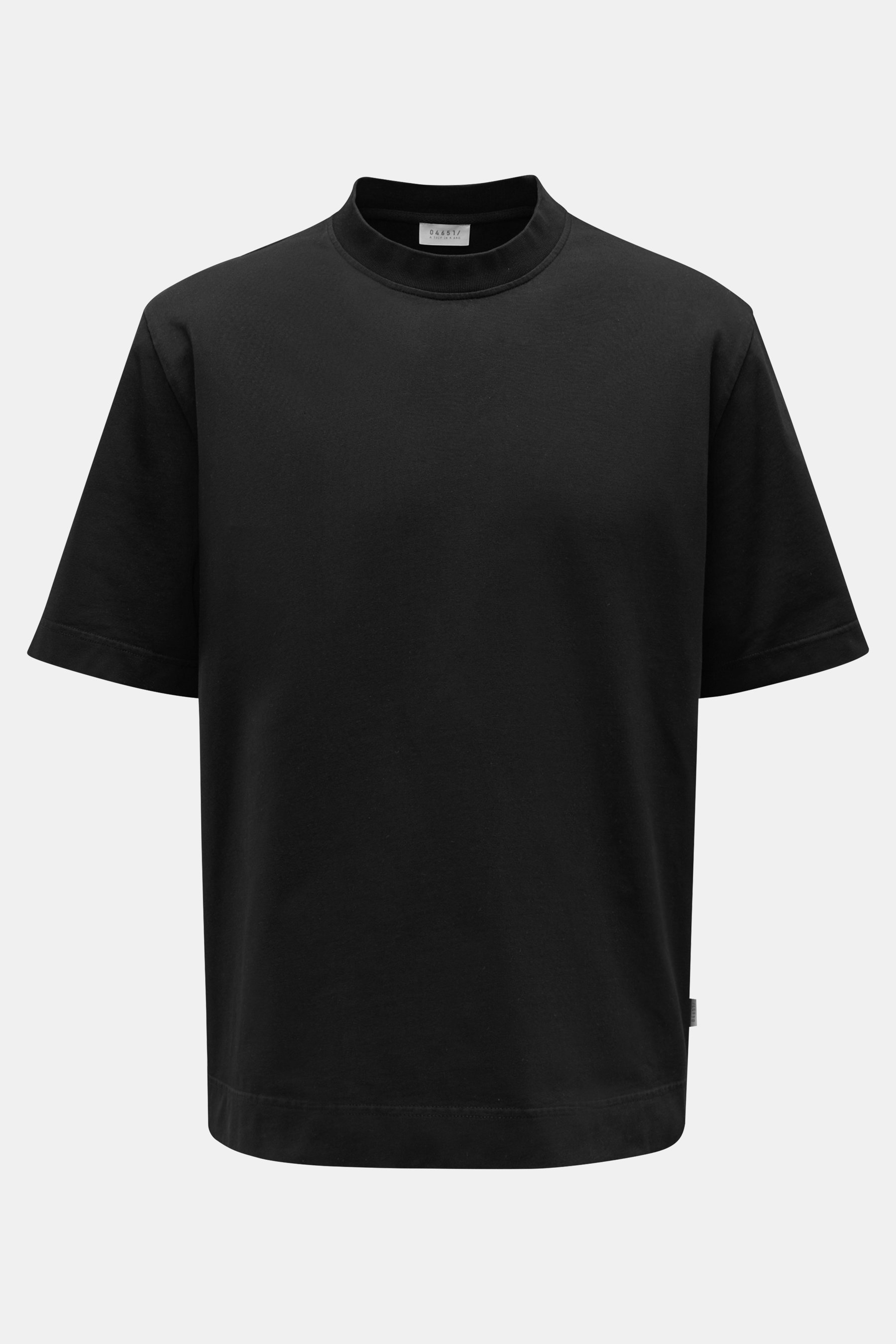 Frontale Nahaufnahme des schwarzen 04651/ A trip in a bag Rundhals-T-Shirts aus schwerem Baumwoll-Jersey mit Regular Fit, Rundhalsausschnitt und kleinem Weblabel, robustes Basic für urbanen Alltag.