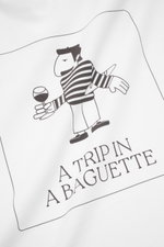 04651/ A trip in a bag Rundhals-T-Shirt 'Nunu Tee Baguette' weiß, Detailaufnahme von vorne mit plakativen Druck, schwere Baumwolle, Regular Fit, Rundhalsausschnitt, kleines Weblabel.