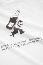 „Nahaufnahme des weißen 04651/ A trip in a bag Rundhals-T-Shirts 'Nunu Tee Wine' mit schwerem Baumwoll-Jersey, großem Rückenprint und kleinem Weblabel.“