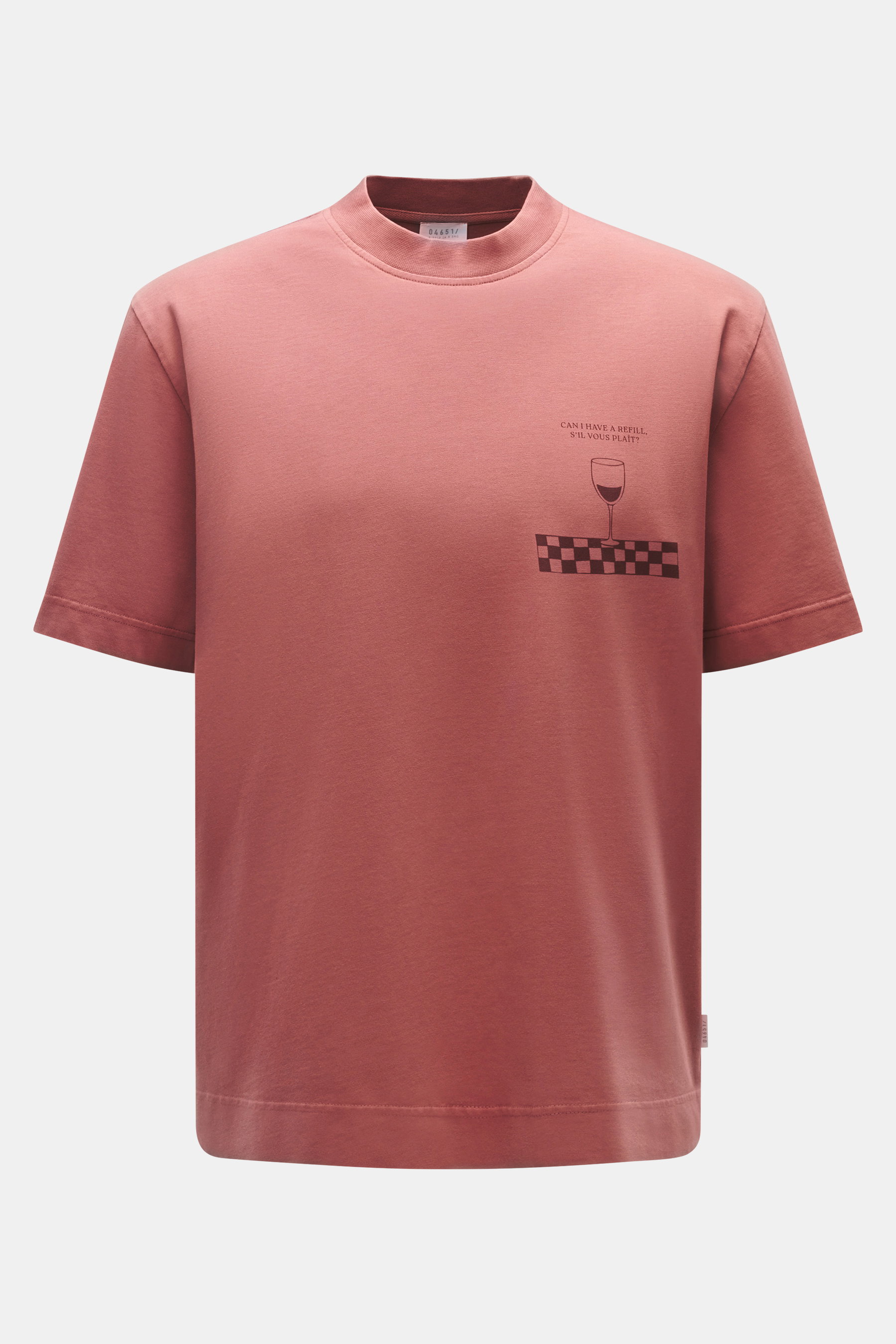 Frontansicht des mauvefarbenen 04651/ A trip in a bag Rundhals-T-Shirts "Nunu Tee Wine" aus robuster Baumwolle mit kleinem Druck links.