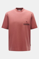 Frontansicht des mauvefarbenen 04651/ A trip in a bag Rundhals-T-Shirts "Nunu Tee Wine" aus robuster Baumwolle mit kleinem Druck links.
