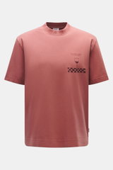 Frontansicht des mauvefarbenen 04651/ A trip in a bag Rundhals-T-Shirts "Nunu Tee Wine" aus robuster Baumwolle mit kleinem Druck links.