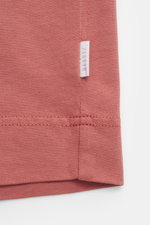 04651/ A trip in a bag Rundhals-T-Shirt 'Nunu Tee Wine' mauve in robuster schwerer Baumwolle mit kleinem Weblabel, Detailaufnahme vom Saum.