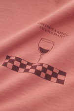 Nahaufnahme des mauvefarbenen 04651/ A trip in a bag Rundhals-T-Shirts 'Nunu Tee Wine' mit schwerem Baumwoll-Jersey und plakativen Rückenprint, fotografiert aus leichter Schräge.