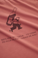 04651/ A trip in a bag Rundhals-T-Shirt 'Nunu Tee Wine' mauve aus schwerem Baumwoll-Jersey, Detailaufnahme des plakativen Rückenprints mit Flasche und Schriftzug.
