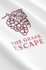 04651/ A trip in a bag Rundhals-T-Shirt 'Grape Escape' weiß, Detailaufnahme von schwerem Baumwoll-Jersey mit weinroter Trauben-Stickerei und Print.