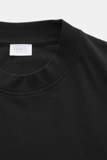 Schwarzes 04651/ A trip in a bag Rundhals-T-Shirt 'Grape Escape', Detailaufnahme von oben, schwere Baumwolle, edles Weblabel innen.