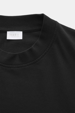 Schwarzes 04651/ A trip in a bag Rundhals-T-Shirt 'Grape Escape', Detailaufnahme von oben, schwere Baumwolle, edles Weblabel innen.
