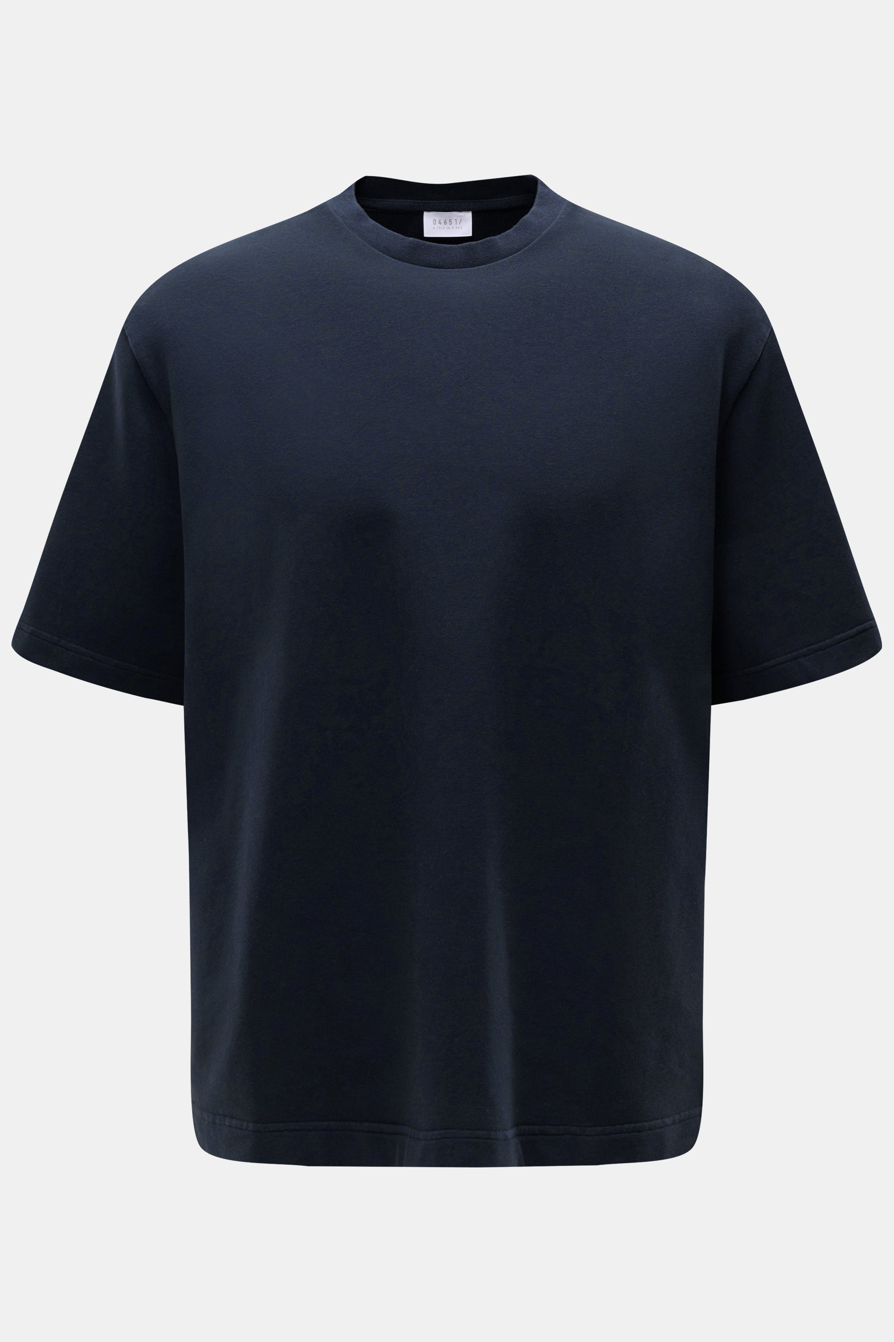 Front view of 04651/ A trip in a bag Crew neck T-shirt 'If Tee' navy, an uncomplicated cotton T-shirt with regular fit.

<p>The uncomplicated cotton T-shirt 'IF Tee' by 04651/ A TRIP IN A BAG is a core basic for the new season that give us a taste of a re