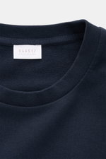 04651/ A trip in a bag Rundhals-T-Shirt 'If Tee' navy, Detailansicht des elastischen Baumwoll-Jersey mit weichem Griff und Weblabel in Seitennaht.