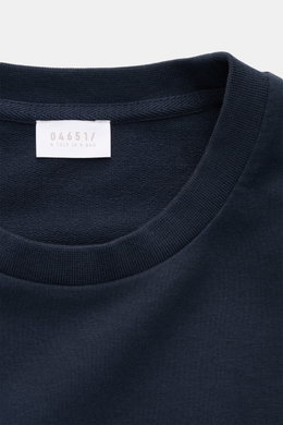 04651/ A trip in a bag Rundhals-T-Shirt 'If Tee' navy, Detailansicht des elastischen Baumwoll-Jersey mit weichem Griff und Weblabel in Seitennaht.