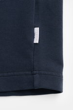 Nahaufnahme des Weblabels an der Seitennaht des 04651/ A trip in a bag Rundhals-T-Shirts 'If Tee' navy aus elastischer Baumwolle, weicher Griff, Regular Fit.