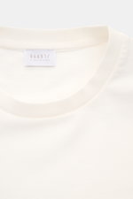 04651/ A trip in a bag Rundhals-T-Shirt 'If Tee' creme, Detailaufnahme von oben, weiche Baumwolle, Rundhalsausschnitt, Regular Fit, Weblabel innen.