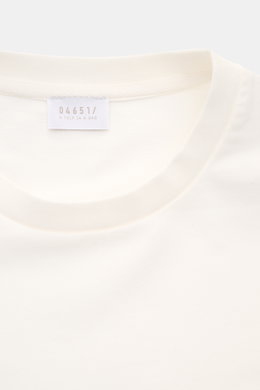 04651/ A trip in a bag Rundhals-T-Shirt 'If Tee' creme, Detailaufnahme von oben, weiche Baumwolle, Rundhalsausschnitt, Regular Fit, Weblabel innen.