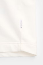 04651/ A trip in a bag Rundhals-T-Shirt 'If Tee' creme Nahaufnahme seitlich mit Weblabel, schwerer Jersey-Baumwolle, weichem Griff, Regular Fit, Rundhalsausschnitt.