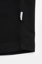 04651/ A trip in a bag Rundhals-T-Shirt 'If Tee' schwarz, Detailaufnahme seitlich mit Weblabel, Baumwolle, weicher Griff, Jersey, Regular Fit, schwere Qualität.
