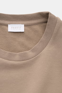 Nahaufnahme des Rundhalsausschnitts des 04651/ A trip in a bag Rundhals-T-Shirts 'If Tee' taupe, elastische Baumwolle, weicher Griff, schwere Qualität, Weblabel seitlich.