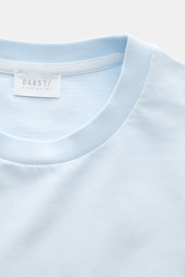 04651/ A trip in a bag Rundhals-T-Shirt 'If Tee' pastellblau, Detailansicht Ausschnitt von oben, weiche Baumwolle, Regular Fit, Weblabel Seitennaht.