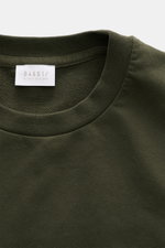04651/ A trip in a bag Rundhals-T-Shirt 'If Tee' dunkelgrün, Detailaufnahme von oben auf elastischen Baumwoll-Jersey mit weichem Griff und Weblabel.