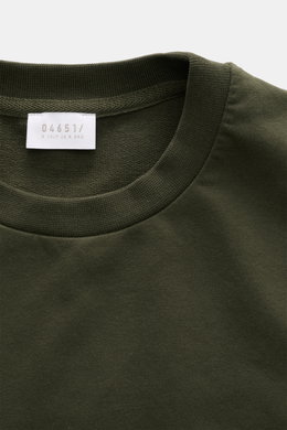 04651/ A trip in a bag Rundhals-T-Shirt 'If Tee' dunkelgrün, Detailaufnahme von oben auf elastischen Baumwoll-Jersey mit weichem Griff und Weblabel.