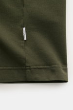 04651/ A trip in a bag Rundhals-T-Shirt 'If Tee' dunkelgrün im Detail, Nahaufnahme Weblabel an Seitennaht, Jersey aus elastischer Baumwolle, weicher Griff.