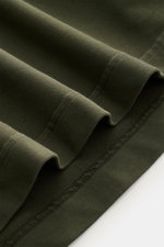 04651/ A trip in a bag Rundhals-T-Shirt 'If Tee' dunkelgrün, Detailaufnahme der elastischen Baumwolle mit weichem Griff und Weblabel.