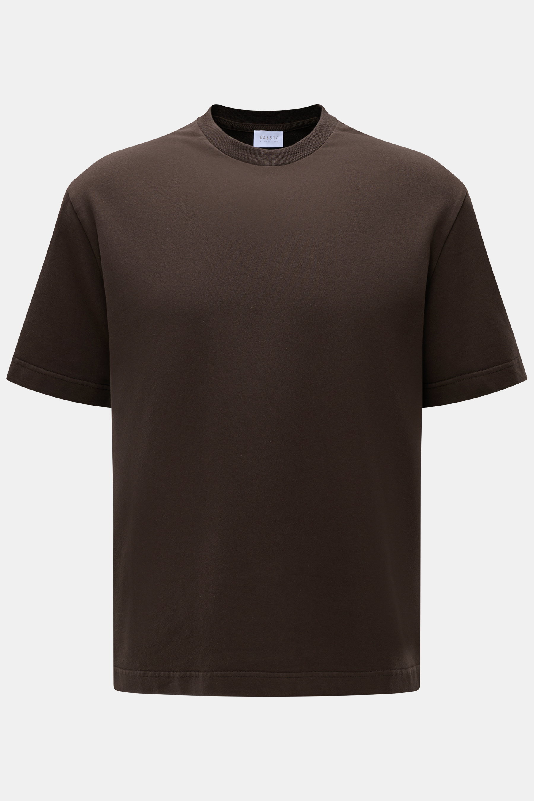 04651/ A trip in a bag Rundhals-T-Shirt 'If Tee' dunkelbraun, frontale Nahaufnahme, Jersey aus elastischer Baumwolle, Regular Fit, Rundhalsausschnitt, weicher Griff, Weblabel in Seitennaht.