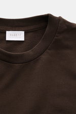 04651/ A trip in a bag Rundhals-T-Shirt 'If Tee' dunkelbraun, Detailaufnahme von oben, elastische Baumwolle, weicher Griff, Regular Fit, Weblabel.
