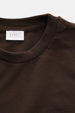 04651/ A trip in a bag Rundhals-T-Shirt 'If Tee' dunkelbraun, Detailaufnahme von oben, elastische Baumwolle, weicher Griff, Regular Fit, Weblabel.