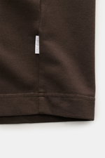 04651/ A trip in a bag Rundhals-T-Shirt 'If Tee' dunkelbraun, Detailansicht des Weblabels in der Seitennaht, elastische Baumwolle, weicher Griff.