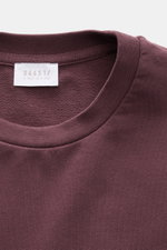 04651/ A trip in a bag Rundhals-T-Shirt 'If Tee' bordeaux, Detailaufnahme von innen am Rundhalsausschnitt, Baumwolle, weicher Griff, Regular Fit, Weblabel in der Seitennaht.