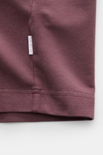 04651/ A trip in a bag Rundhals-T-Shirt 'If Tee' bordeaux, Nahaufnahme der elastischen Baumwoll-Jersey-Qualität mit weichem Griff und Weblabel in Seitennaht.