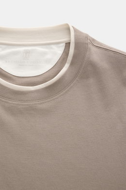 Close-up front view of Brunello Cucinelli Crew neck T-shirt taupe/cream showing contrasting double hem neckline and shoulder seam.

<p>BRUNELLO CUCINELLI delivers an essential basic for your casual wardrobe with this relaxed T-shirt in comfortable cotton.