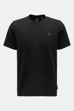 Moose Knuckles Crew neck T-shirt 'Crescent Tee' black shown from front, slim fit jersey made of pure Pima cotton, soft feel, crew neck, signature patch with metal logo on chest, rubberised label print on sleeve, small woven label in side seam.