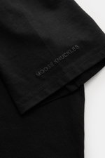 Close-up side view of the sleeve hem of the Moose Knuckles Crew neck T-shirt 'Crescent Tee' black, showing the rubberised label print. Jersey made of pure Pima cotton, soft feel, slim fit, crew neck, signature patch with metal logo on the chest, rubberise
